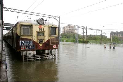 rainsinmumbairail.jpg